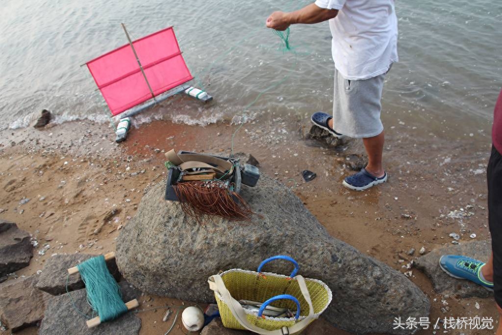 青岛64岁老人自制钓鱼神器，小帆船牵引借风放长线绑筷子钓针量鱼